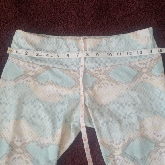 Onzie Leggings Snakeskin Pattern - Picture 2 of 2